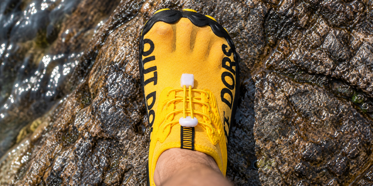 Toes spreading in the Terra wide toe box on wet rock